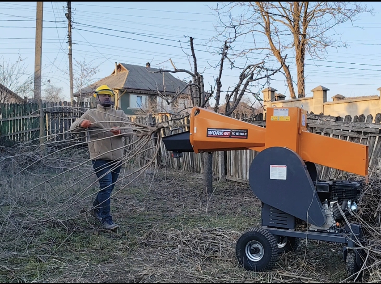 Servicii profesionale de tocare crengi la domiciliu in Chișinău și suburbii.Măruntire rapida, curățare terenuri și chirie tocătoare profesionale.